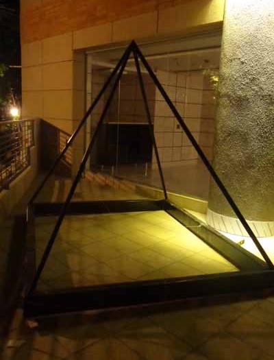 هرم شیشه ای