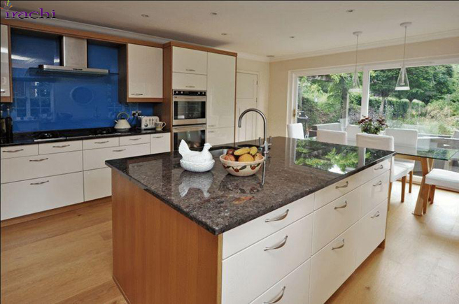 شیشه رنگی و طرحدار بین کابینت