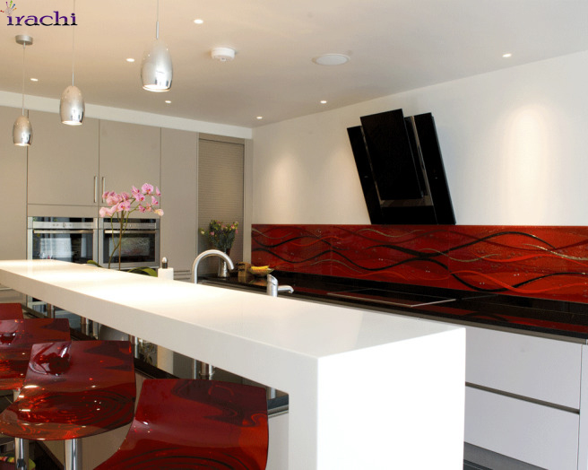 شیشه رنگی و طرحدار بین کابینت