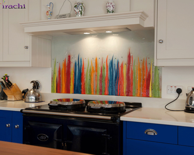 شیشه رنگی و طرحدار بین کابینت