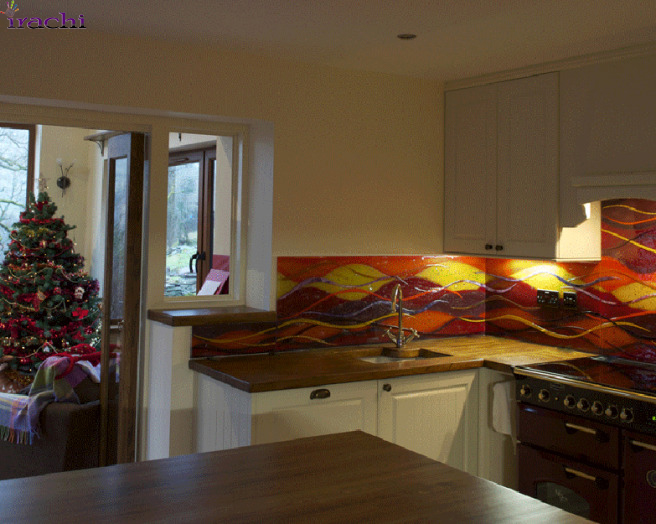 شیشه رنگی و طرحدار بین کابینت