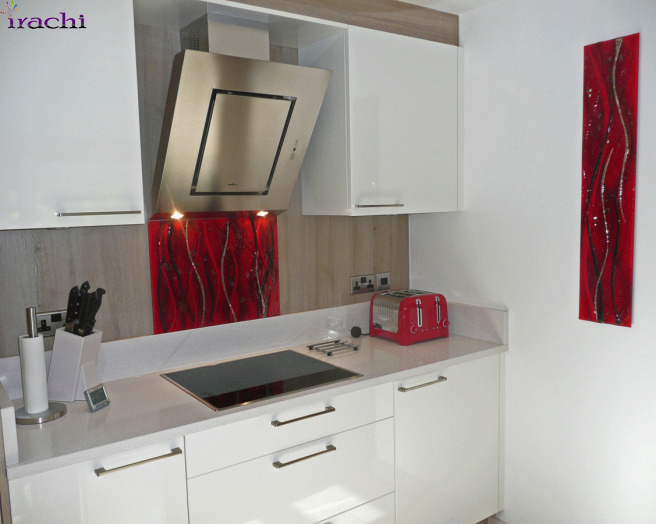 شیشه رنگی و طرحدار بین کابینت