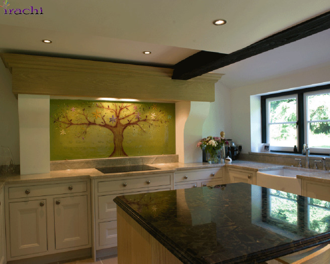 شیشه رنگی و طرحدار بین کابینت