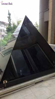 هرم شیشه ای