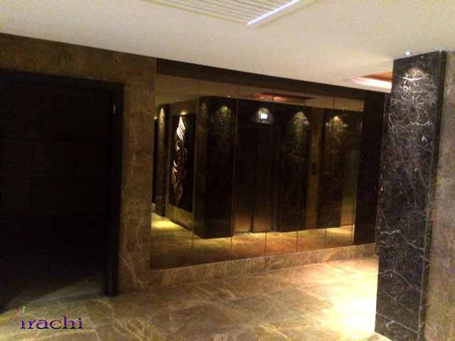 دکور ورودی آسانسور با آینه های برنز